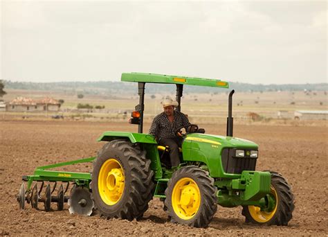 Kurosu Cia S A Tractor 5065E 65 Hp Serie 5E John Deere LA