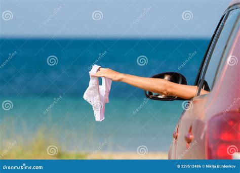 Une Fille En Voiture Est Arrivée Sur Une Plage Nudiste Et Tient Son