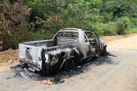 Carro e corpo carbonizado são encontrados em ramal na Zona Leste de