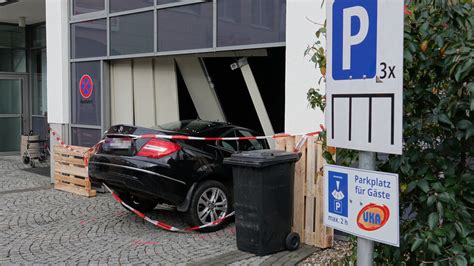 Meißen Mercedes bleibt in Fahrstuhlschacht stecken Radio Dresden