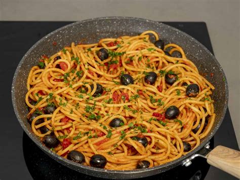 Spaghetti Alla Puttanesca Ricetta Fatto In Casa Da Benedetta