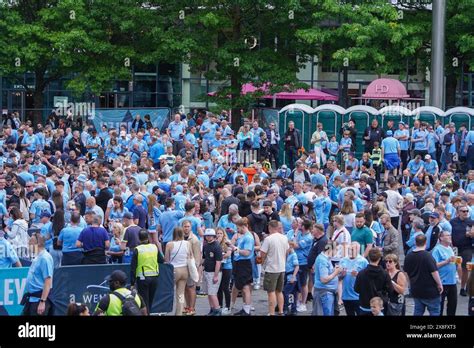 London Uk May Thoussands Of Manchester City Supporters