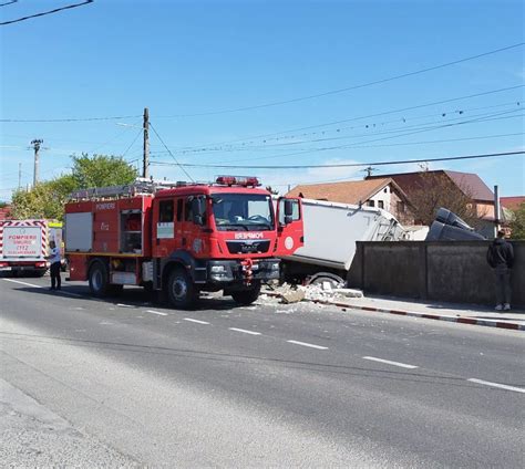 FOTO Accident mortal în Lumina Un TIR şi două autoturisme implicate