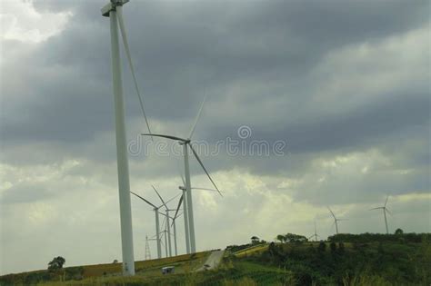 Turbina E Lica Produzindo A Energia Alternativa Imagem De Stock