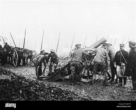 British gunners placing a line of artillery in position during WW1 Stock Photo - Alamy