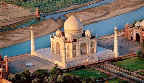 Taj Mahal Historical Facts and Pictures | The History Hub