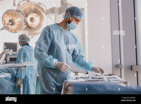 El Médico Cirujano Profesional Toma Escalpelo Antes De La Cirugía En La