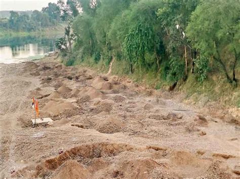 Illegal Sand Mining Starts In The Parvati River As Soon As The Evening Sets Transportation Is