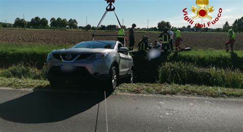 Incidente A Santa Maria Di Sala L Auto Si Muove Prova A Fermarla Ma