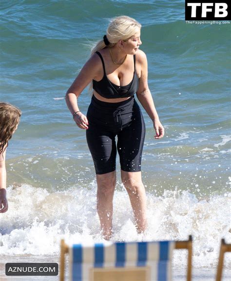 Tori Spelling Sexy Seen Flaunting Her Cleavage Wearing A Low Cut Top At