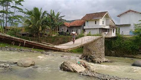 Lewat Jembatan Sungai Cidurian Bogor Menegangkan Nyaris Ambruk Radar