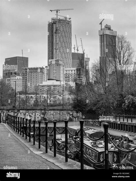 The Business Area Of Canary Wharf As Seen From Limehouse Marina Stock