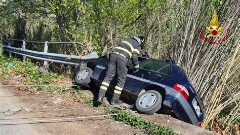 In Bilico Nell Auto Su Un Ponte Persone Salvate Dai Vigili Del Fuoco