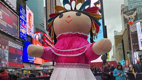 Muñeca Gigante Lele de la Cultura Otomí Visita el Barrio de Times