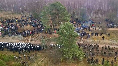 Hundreds Of Migrants Gather At Belarus Poland Border The New York Times