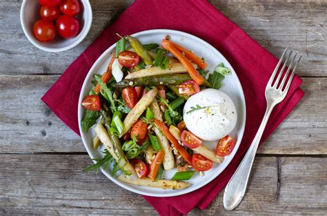 Spargel Möhren Salat mit Burrata Rezept EAT SMARTER