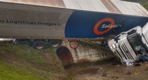 Carreta Sai Da Pista E Tomba Na Br 101 Em Joinville