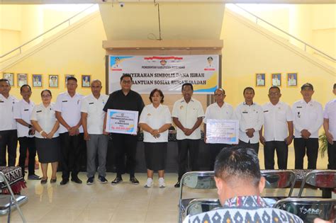 Bupati Rote Ndao Menyerahkan Bantuan Hibah Dan Bansos Rumah Ibadat