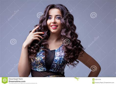 Belle Fille De Brune Avec De Longs Cheveux Sains Photo Stock Image Du