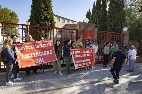 Servicios Sociales Los Trabajadores De La Residencia De Lalcúdia De Crespins Salen A La Calle