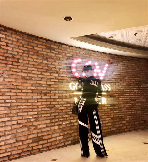 STREET STYLE HOT MOM Hằng Túi bầu vượt mặt vẫn mặc áo nỉ quần legging