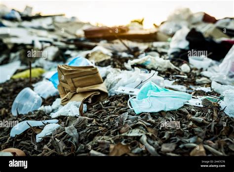 Descarte de máscara usada en la basura doméstica Eliminación de