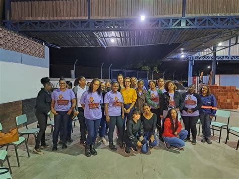 Alunas do projeto Mulheres Mãos à Obra participam de roda de conversa