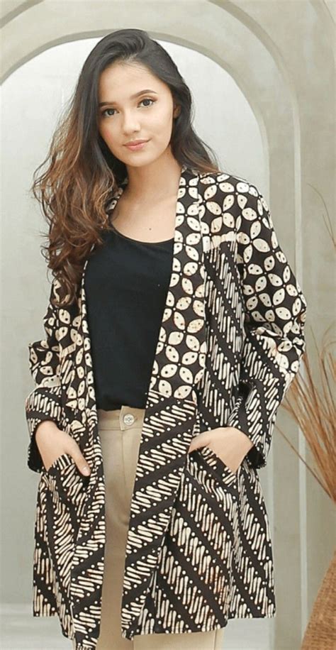 10 Blazer Batik Kekinian Terbaik Untuk Perempuan Stylish