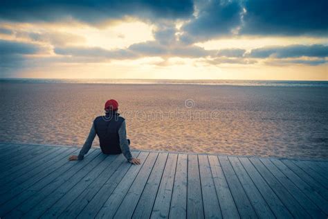 Siluetta Dell Uomo Sulla Spiaggia Che Guarda Il Magico Tramonto