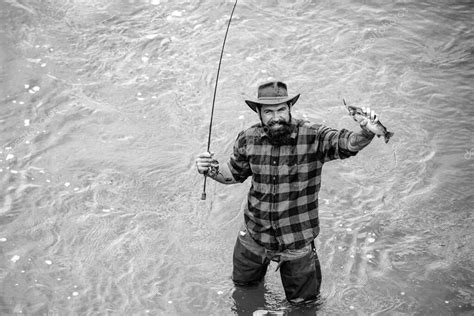 Fisher Tiene Pescado Y Ca A Larga Hombre Relajante Y La Pesca En El