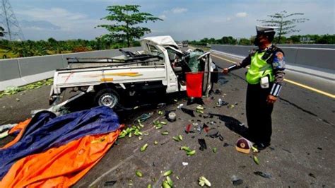 Sopir Ngantuk Mobil Pikap Tabrak Pembatas Jalan Tol Gempol Pasuruan