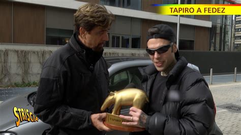 Stasera A Striscia Tapiro Doro A Fedez Un Addio Tira Laltro Prima