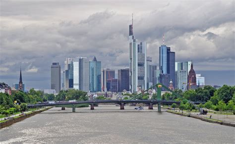 File:Frankfurt-Skyline-von-Deutschherrnbrücke-2-a.jpg - Wikimedia Commons