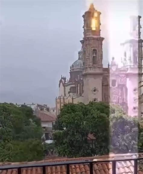 Cae Rayo En Iglesia De Santa Prisca En Taxco