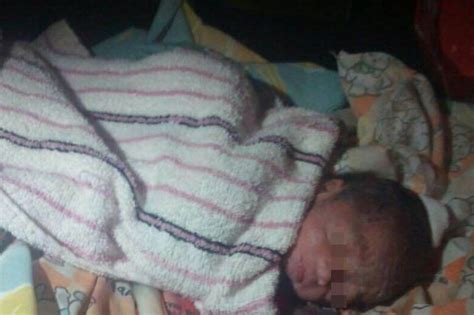 Bayi Bertali Pusat Ditinggalkan Di Atas Bonet Kereta Semasa MStar