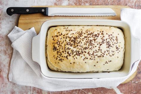 Pan Hecho En Casa Del Trigo Con Las Semillas De Lino En Plato Que Cuece