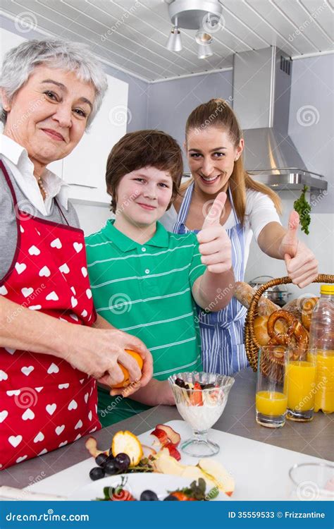 Famille Heureuse Faisant Cuire Ensemble Image Stock Image Du Maison