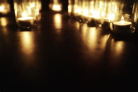 Fundo Velas Em Vasos De Vidro Velas Queimam Em Um Lugar Escuro