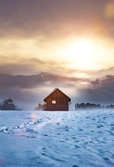 Cabina De Madeira Nos Feriados De Inverno Foto De Stock Imagem De