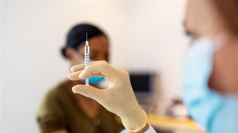 Vaccini anti Covid i 9 effetti collaterali più comuni riscontrati nel