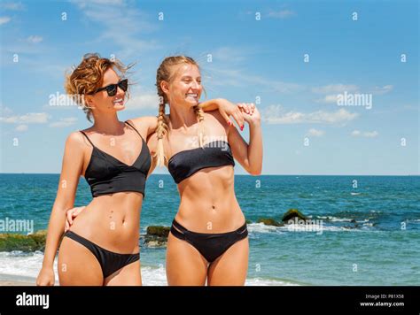 Gl Ck Moment Zwei Attraktive Frauen Im Bikini Am Strand Beste Freunde