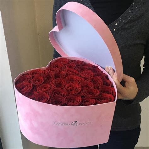 Розовое сердце и красные розы