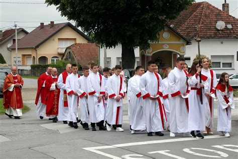 Foto Podijeljen Sakrament Svete Potvrde Krizmanicima U Podravskim