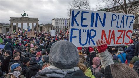 Hunderte Protestieren In Brandenburg Gegen Rechtsextremismus Demo Vor