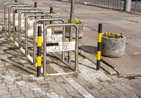 Estacionamento Para Bicicletas Na Rua Da Cidade Imagem De Stock