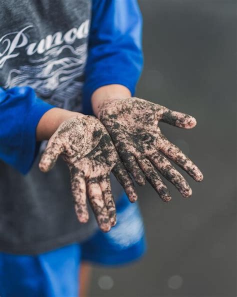 Primer plano de un niño con las manos sucias Foto Premium