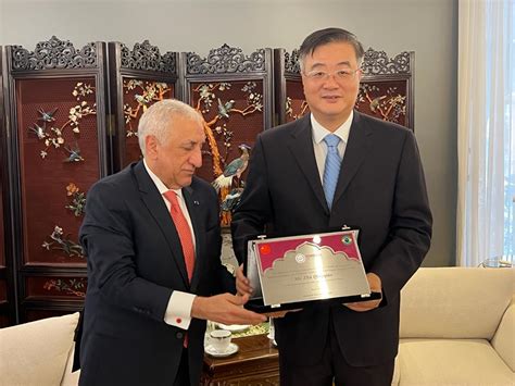 Fambras Visita A Embaixada Da China No Brasil E Entrega Placa De Boas