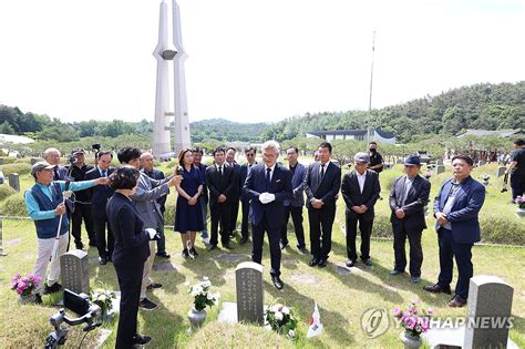 5·18 묘역 참배하는 소나무당 연합뉴스