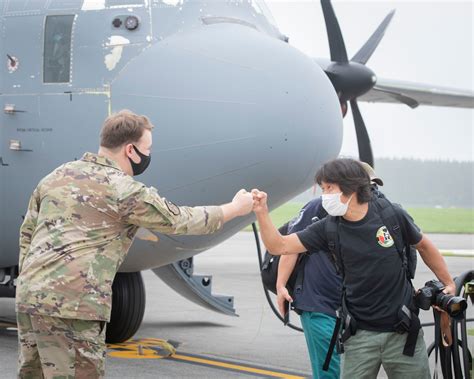 Yokota building relationships with local aviation enthusiasts > 5th Air