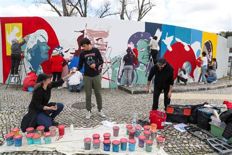 Jovens Do De Abril E Da Atualidade Pintam Mural Para Perpetuar